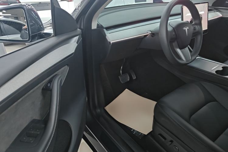 Used Tesla Model Y 2023 Long-Range All-Wheel-Drive Version Driver Seat