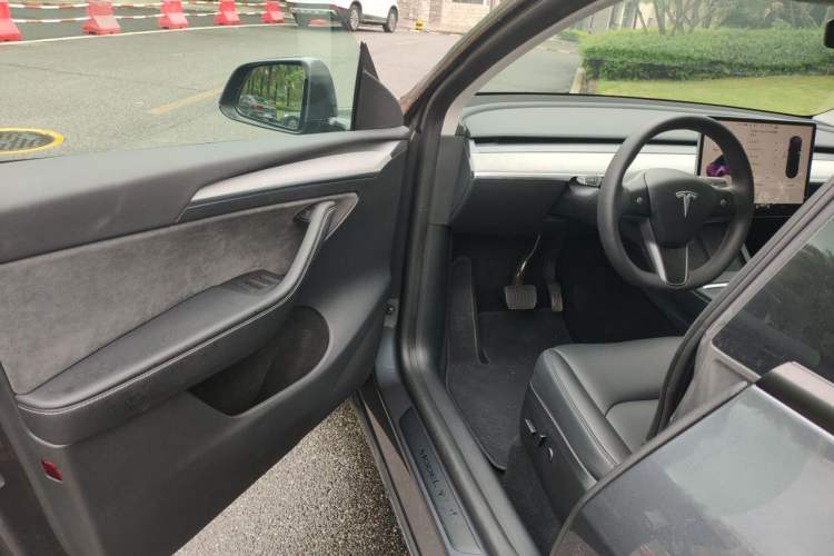Used Tesla Model Y 2023 Long-Range All-Wheel-Drive Version Driver Seat