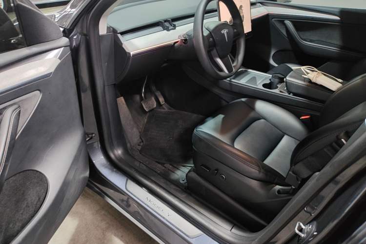 Used Tesla Model Y 2023 Long-Range All-Wheel-Drive Version Driver Seat