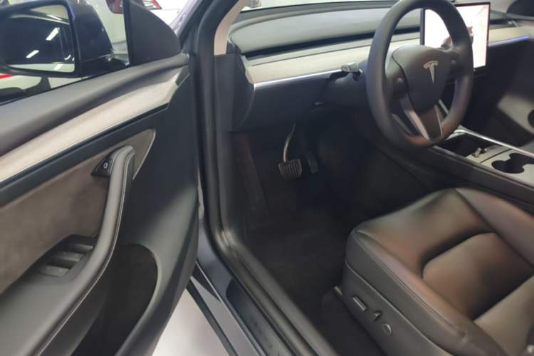 Used Tesla Model Y 2023 Rear-Wheel-Drive Version Driver Seat
