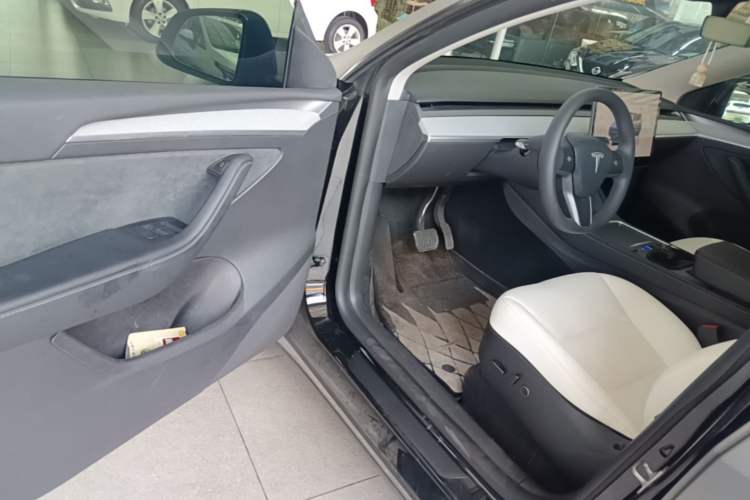 Used Tesla Model Y 2023 Long-Range All-Wheel-Drive Version Driver Seat