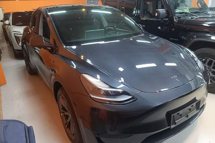 Used Tesla Model Y 2023 Rear-Wheel-Drive Version Front Right 45 Deg