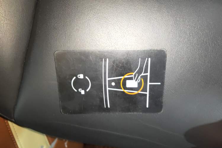 Used Tesla Model Y 2023 Long-Range All-Wheel-Drive Version Interior 1