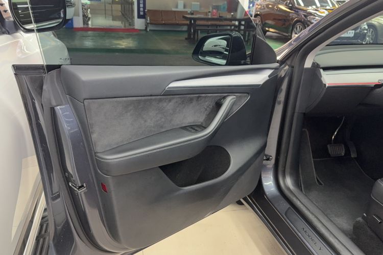 Used Tesla Model Y 2023 Rear-Wheel-Drive Version Interior 1
