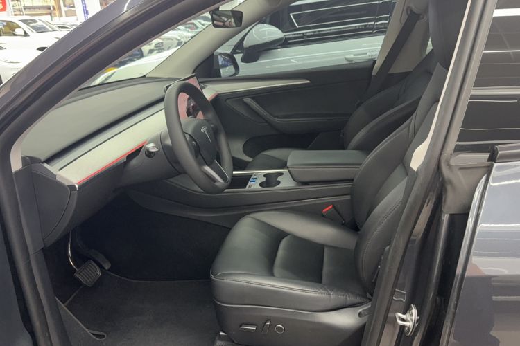 Used Tesla Model Y 2023 Rear-Wheel-Drive Version Interior 2