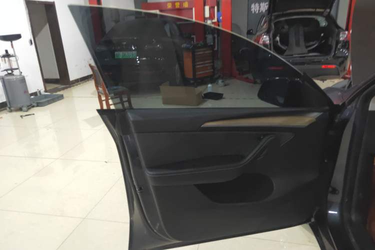 Used Tesla Model Y 2023 Long-Range All-Wheel-Drive Version Interior 4
