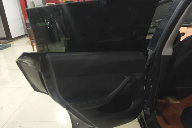 Used Tesla Model Y 2023 Long-Range All-Wheel-Drive Version Interior 5