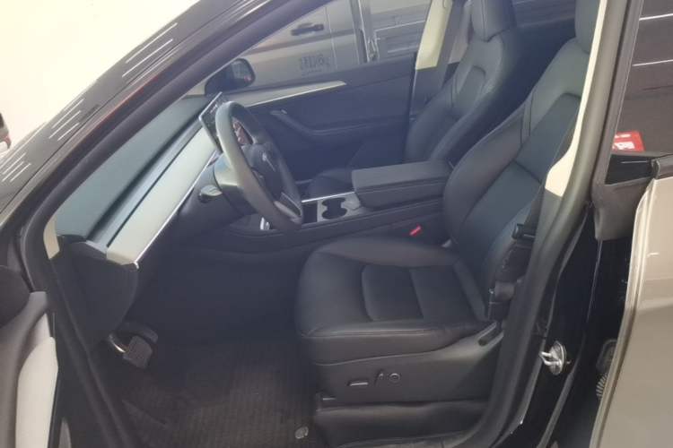 Used Tesla Model Y 2023 Long-Range All-Wheel-Drive Version Left Front Seat