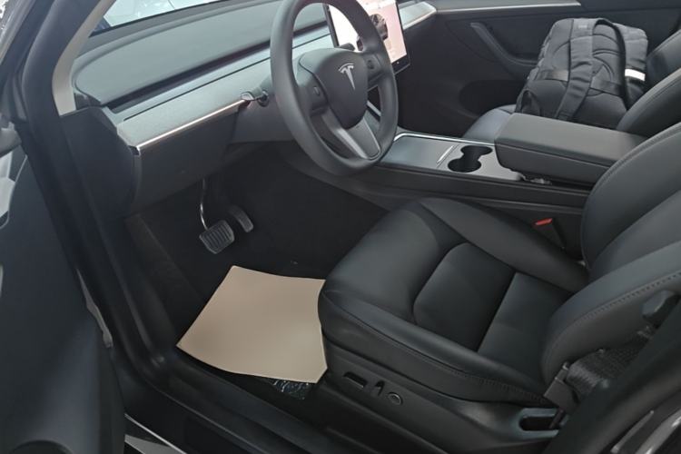 Used Tesla Model Y 2023 Long-Range All-Wheel-Drive Version Left Front Seat