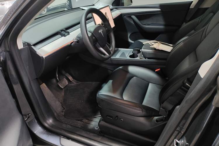 Used Tesla Model Y 2023 Long-Range All-Wheel-Drive Version Left Front Seat