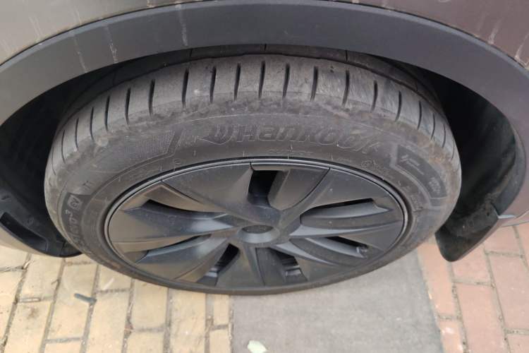Used Tesla Model Y 2023 Long-Range All-Wheel-Drive Version Left Front Wheel Hub