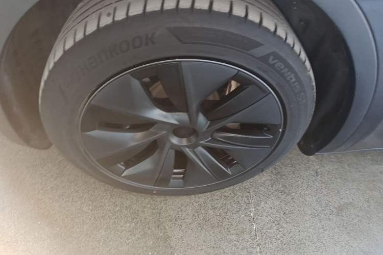 Used Tesla Model Y 2023 Long-Range All-Wheel-Drive Version Left Front Wheel Hub
