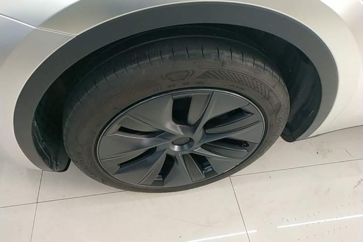 Used Tesla Model Y 2023 Rear-Wheel-Drive Version Left Front Wheel Hub