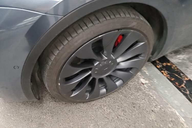 Used Tesla Model Y 2023 High-Performance All-Wheel-Drive Version Left Front Wheel Hub