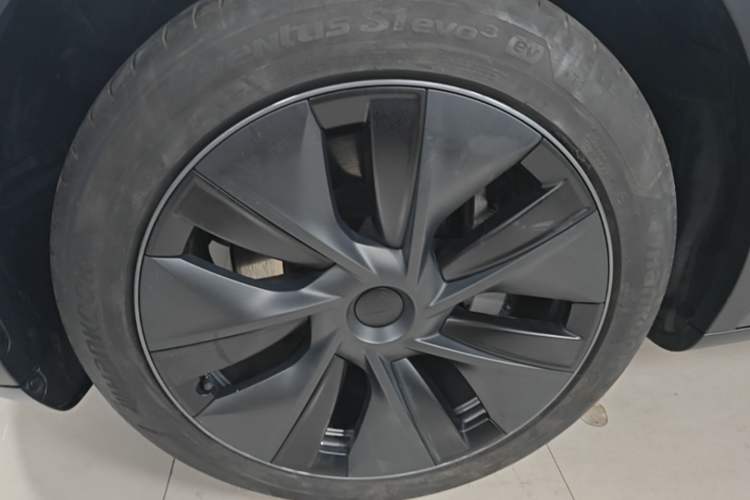 Used Tesla Model Y 2023 Long-Range All-Wheel-Drive Version Left Front Wheel Hub