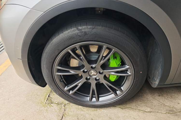 Used Tesla Model Y 2023 Rear-Wheel-Drive Version Left Front Wheel Hub