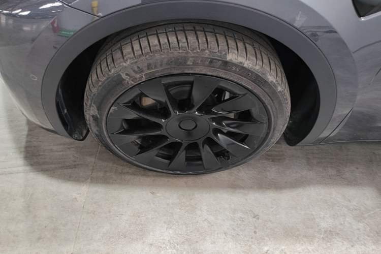 Used Tesla Model Y 2023 Long-Range All-Wheel-Drive Version Left Front Wheel Hub