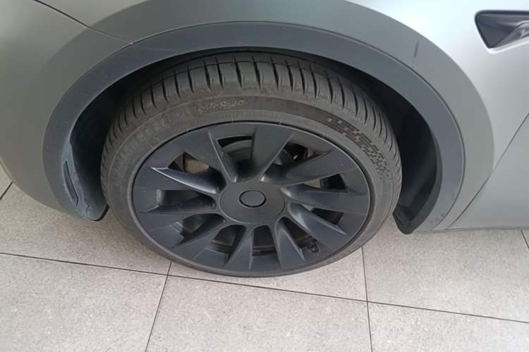 Used Tesla Model Y 2023 Long-Range All-Wheel-Drive Version Left Front Wheel Hub