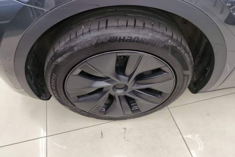 Used Tesla Model Y 2023 Long-Range All-Wheel-Drive Version Left Front Wheel Hub