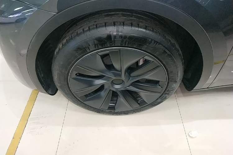 Used Tesla Model Y 2023 Rear-Wheel-Drive Version Left Front Wheel Hub