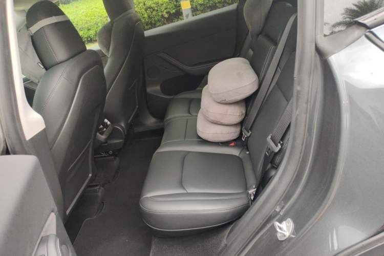 Used Tesla Model Y 2023 Long-Range All-Wheel-Drive Version Left Rear Seat