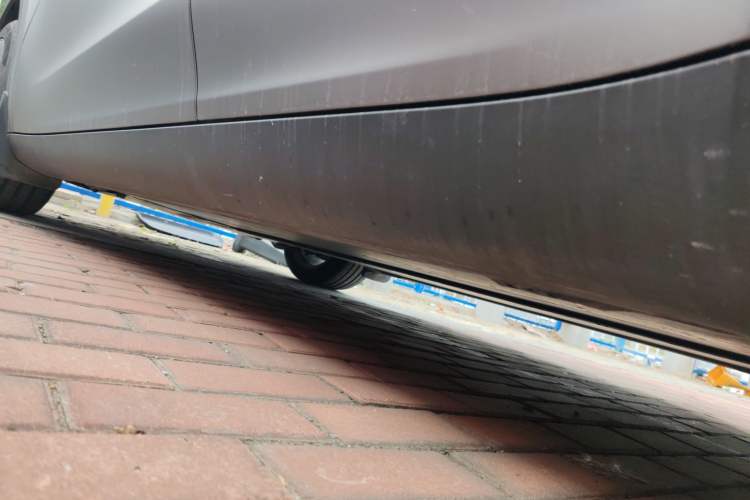 Used Tesla Model Y 2023 Long-Range All-Wheel-Drive Version Left Side Sill