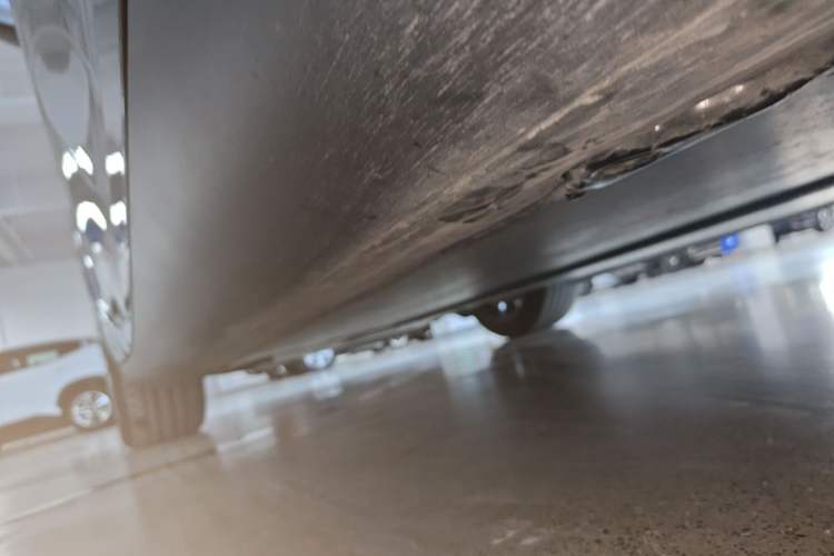 Used Tesla Model Y 2023 Long-Range All-Wheel-Drive Version Left Side Sill