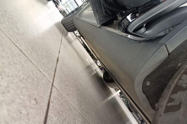 Used Tesla Model Y 2023 Long-Range All-Wheel-Drive Version Left Side Sill
