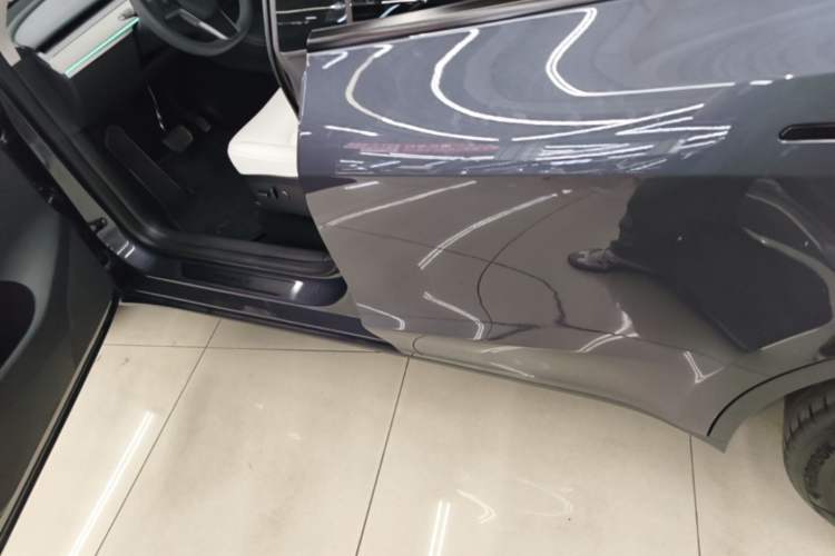 Used Tesla Model Y 2023 Long-Range All-Wheel-Drive Version Left Side Sill