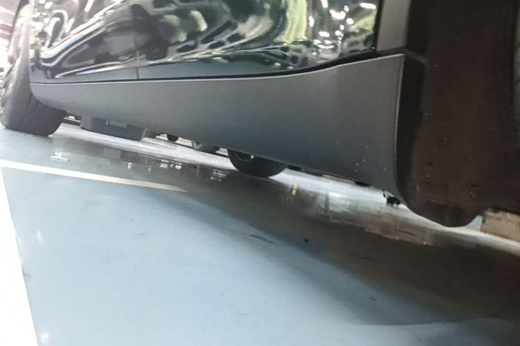 Used Tesla Model Y 2023 Rear-Wheel-Drive Version Left Side Sill