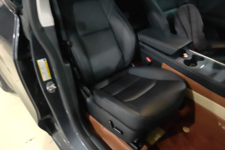 Used Tesla Model Y 2023 Long-Range All-Wheel-Drive Version Right Front Seat