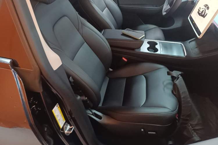 Used Tesla Model Y 2023 Rear-Wheel-Drive Version Right Front Seat