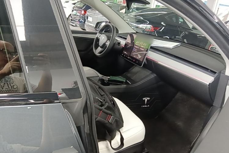 Used Tesla Model Y 2023 Rear-Wheel-Drive Version Right Front Seat