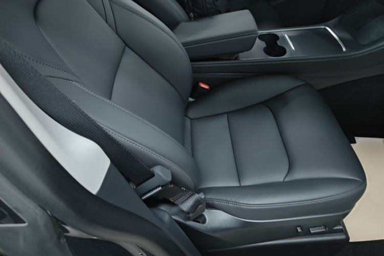 Used Tesla Model Y 2023 Long-Range All-Wheel-Drive Version Right Front Seat