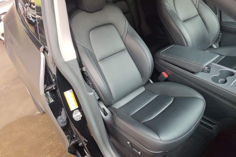Used Tesla Model Y 2023 Rear-Wheel-Drive Version Right Front Seat