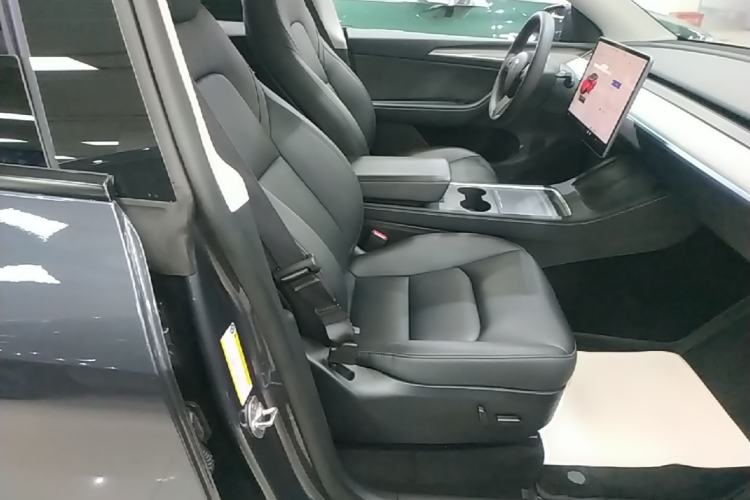 Used Tesla Model Y 2023 Rear-Wheel-Drive Version Right Front Seat