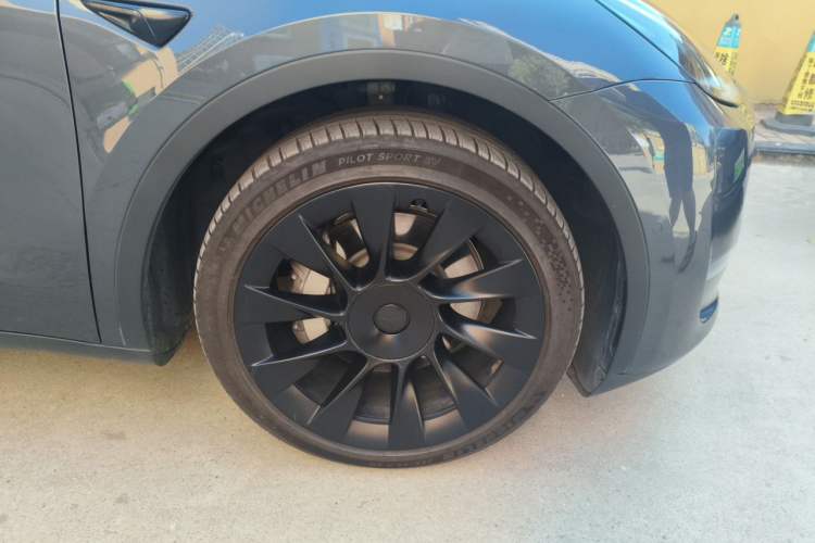 Used Tesla Model Y 2023 Long-Range All-Wheel-Drive Version Right Front Wheel Hub