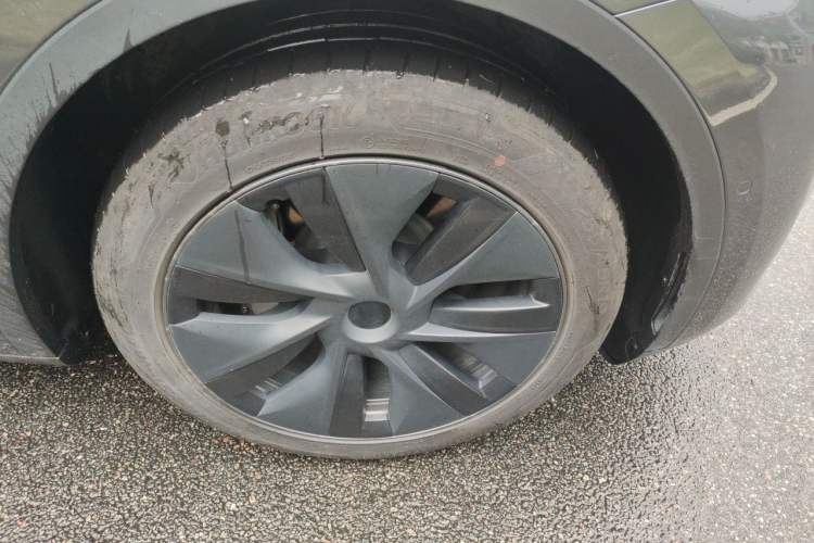Used Tesla Model Y 2023 Long-Range All-Wheel-Drive Version Right Front Wheel Hub
