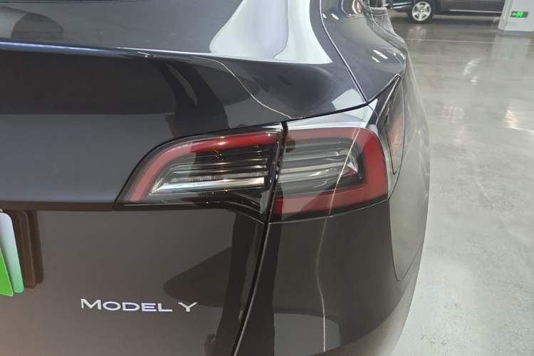 Used Tesla Model Y 2023 Long-Range All-Wheel-Drive Version Right Rear Taillight
