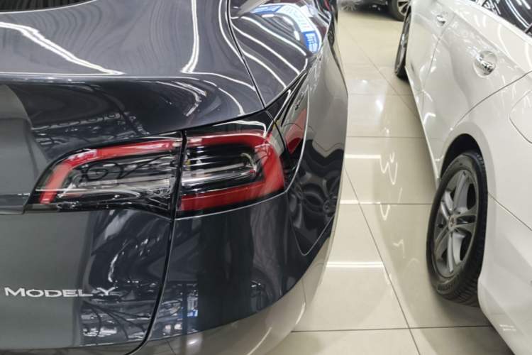 Used Tesla Model Y 2023 Long-Range All-Wheel-Drive Version Right Rear Taillight