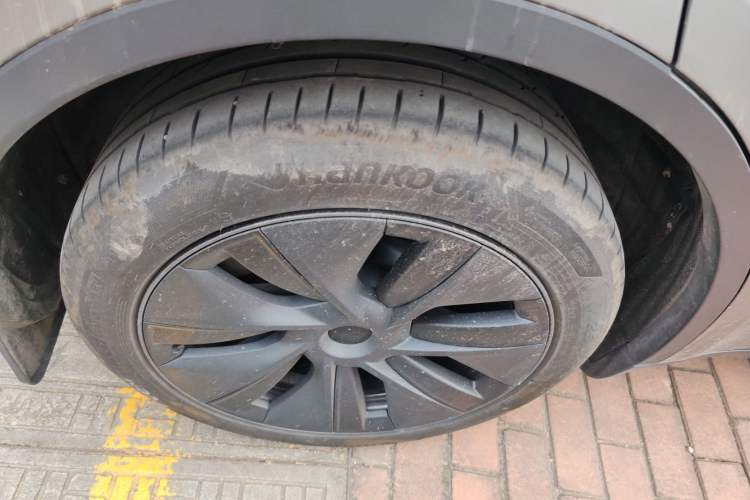 Used Tesla Model Y 2023 Long-Range All-Wheel-Drive Version Right Rear Wheel Hub