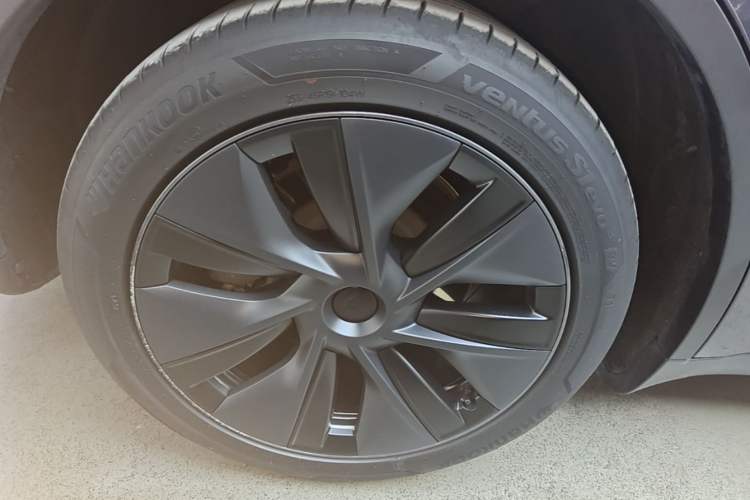 Used Tesla Model Y 2023 Long-Range All-Wheel-Drive Version Right Rear Wheel Hub