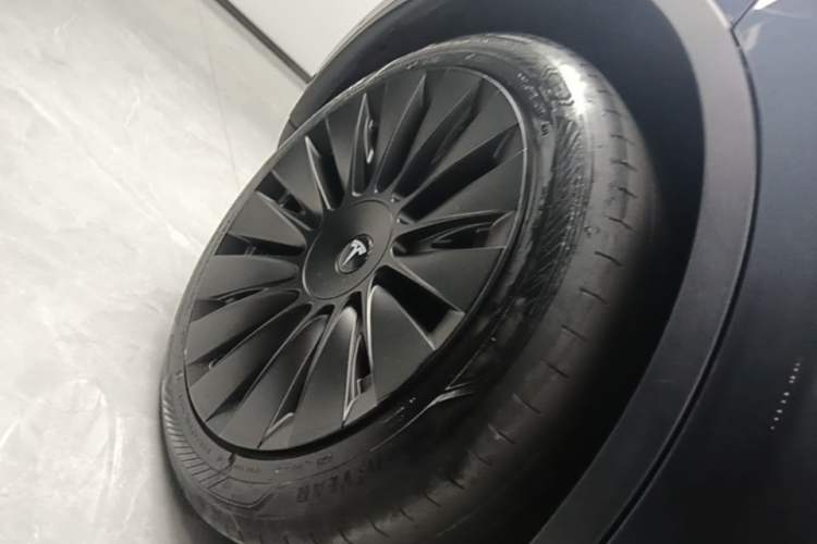 Used Tesla Model Y 2023 Rear-Wheel-Drive Version Right Rear Wheel Hub