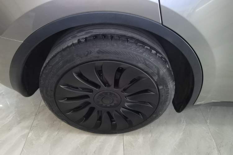 Used Tesla Model Y 2023 Long-Range All-Wheel-Drive Version Right Rear Wheel Hub