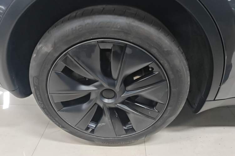 Used Tesla Model Y 2023 Long-Range All-Wheel-Drive Version Right Rear Wheel Hub