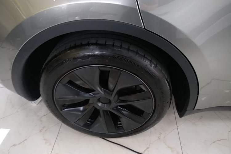 Used Tesla Model Y 2023 Rear-Wheel-Drive Version Right Rear Wheel Hub