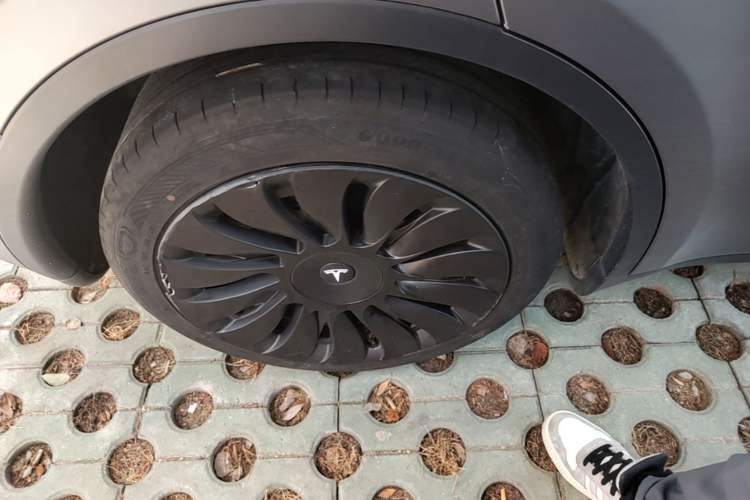 Used Tesla Model Y 2023 Rear-Wheel-Drive Version Right Rear Wheel Hub