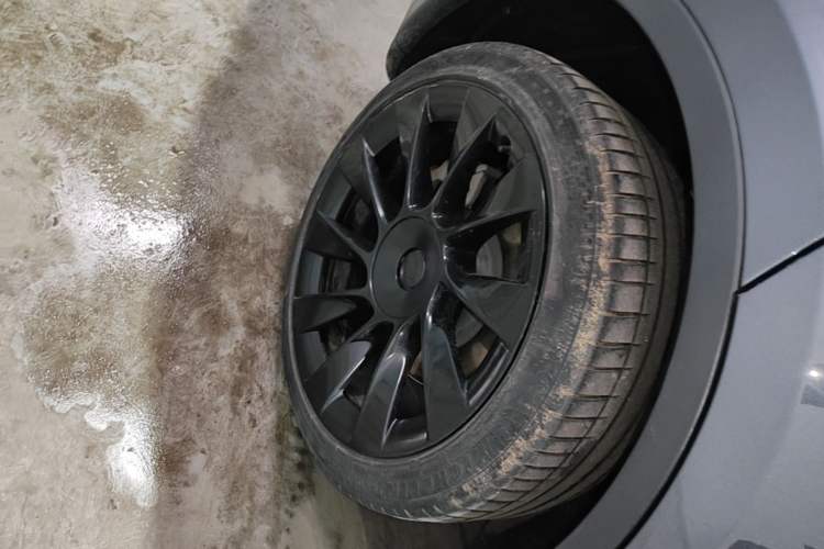 Used Tesla Model Y 2023 Long-Range All-Wheel-Drive Version Right Rear Wheel Hub