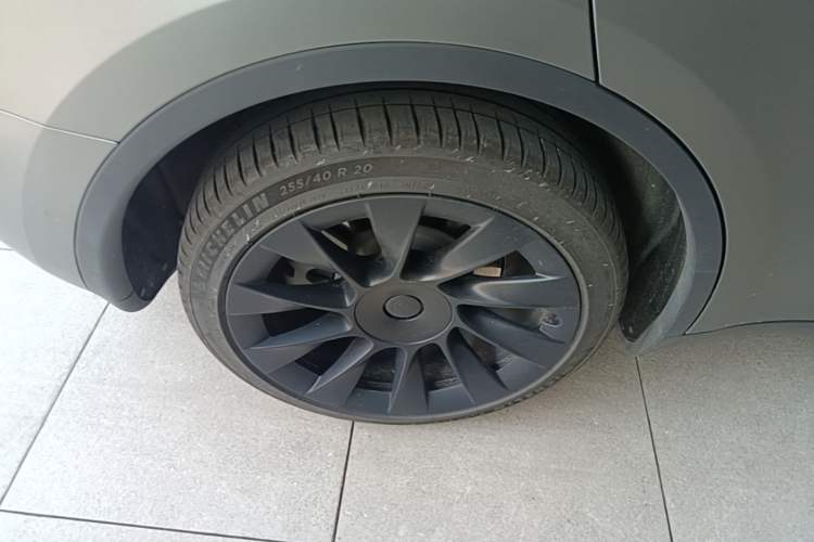 Used Tesla Model Y 2023 Long-Range All-Wheel-Drive Version Right Rear Wheel Hub