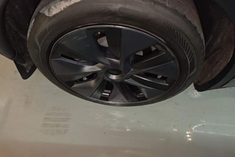 Used Tesla Model Y 2023 Rear-Wheel-Drive Version Right Rear Wheel Hub